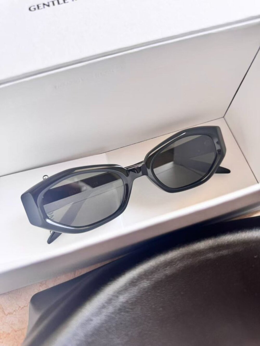 GENTLE MONSTER Black   Cat-Eye Women's Sunglasses MIRO